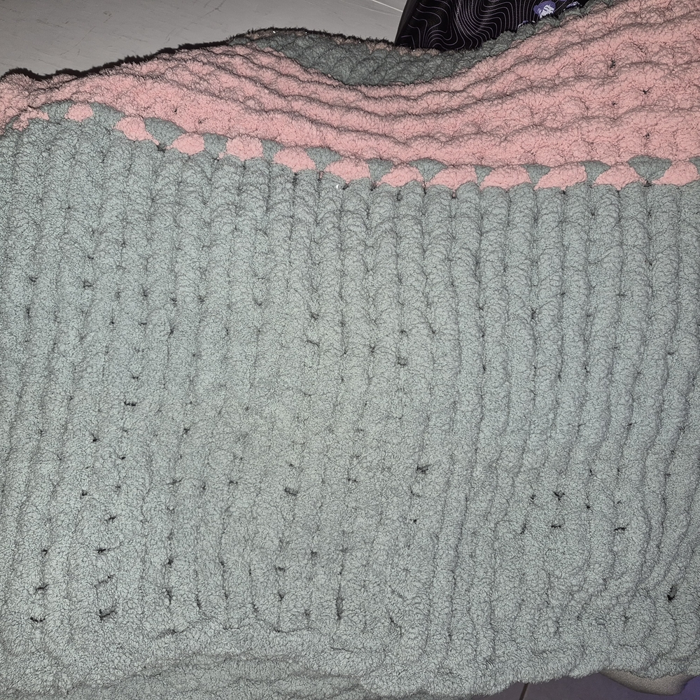 Cozy Textured Blanket in Pink and Gray - Picture 10 of 10